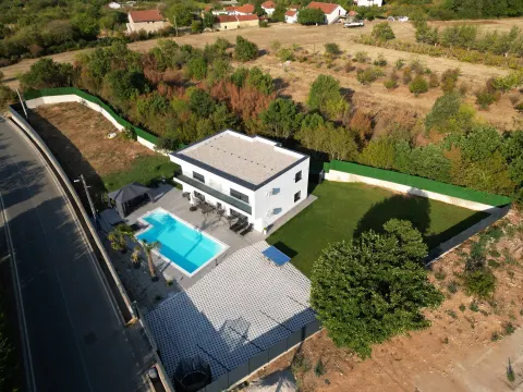 Moderna nova vila sa bazenom i velikom okućnicom 40