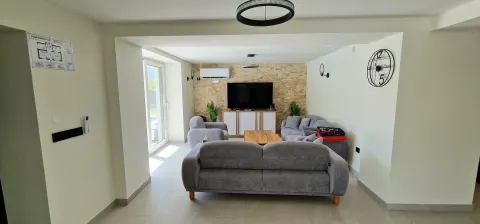Moderna nova vila sa bazenom i velikom okućnicom 10