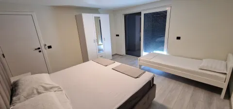 Moderna nova vila sa bazenom i velikom okućnicom 31