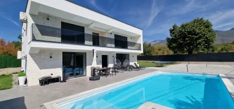 Moderna nova vila sa bazenom i velikom okućnicom 6