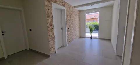 Moderna nova vila sa bazenom i velikom okućnicom 24