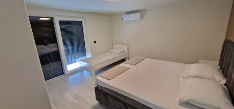 Moderna nova vila sa bazenom i velikom okućnicom 30