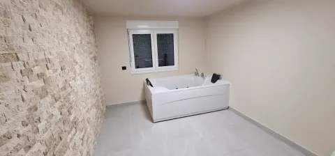 Moderna nova vila sa bazenom i velikom okućnicom 17