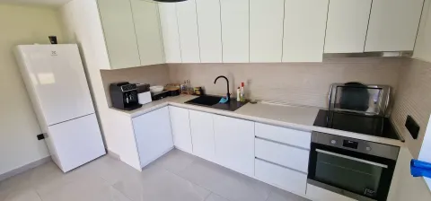 Moderna nova vila sa bazenom i velikom okućnicom 15