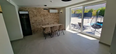 Moderna nova vila sa bazenom i velikom okućnicom 12