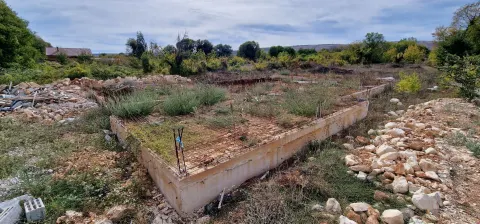 Parcela sa započetom gradnjom moderne vile sa bazenom i garažom 11