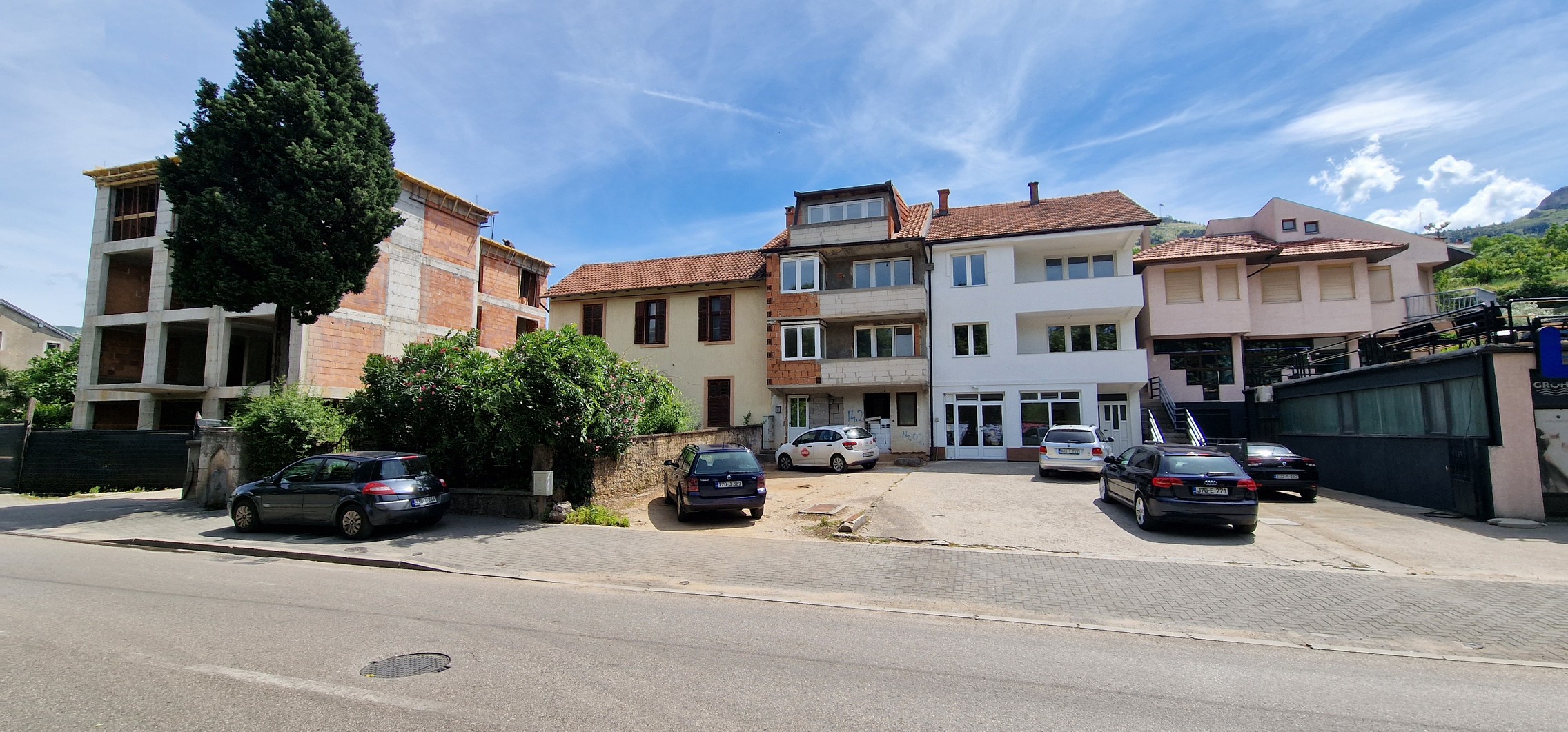 Kuća sa tri zasebna stana i poslovnim prostorom