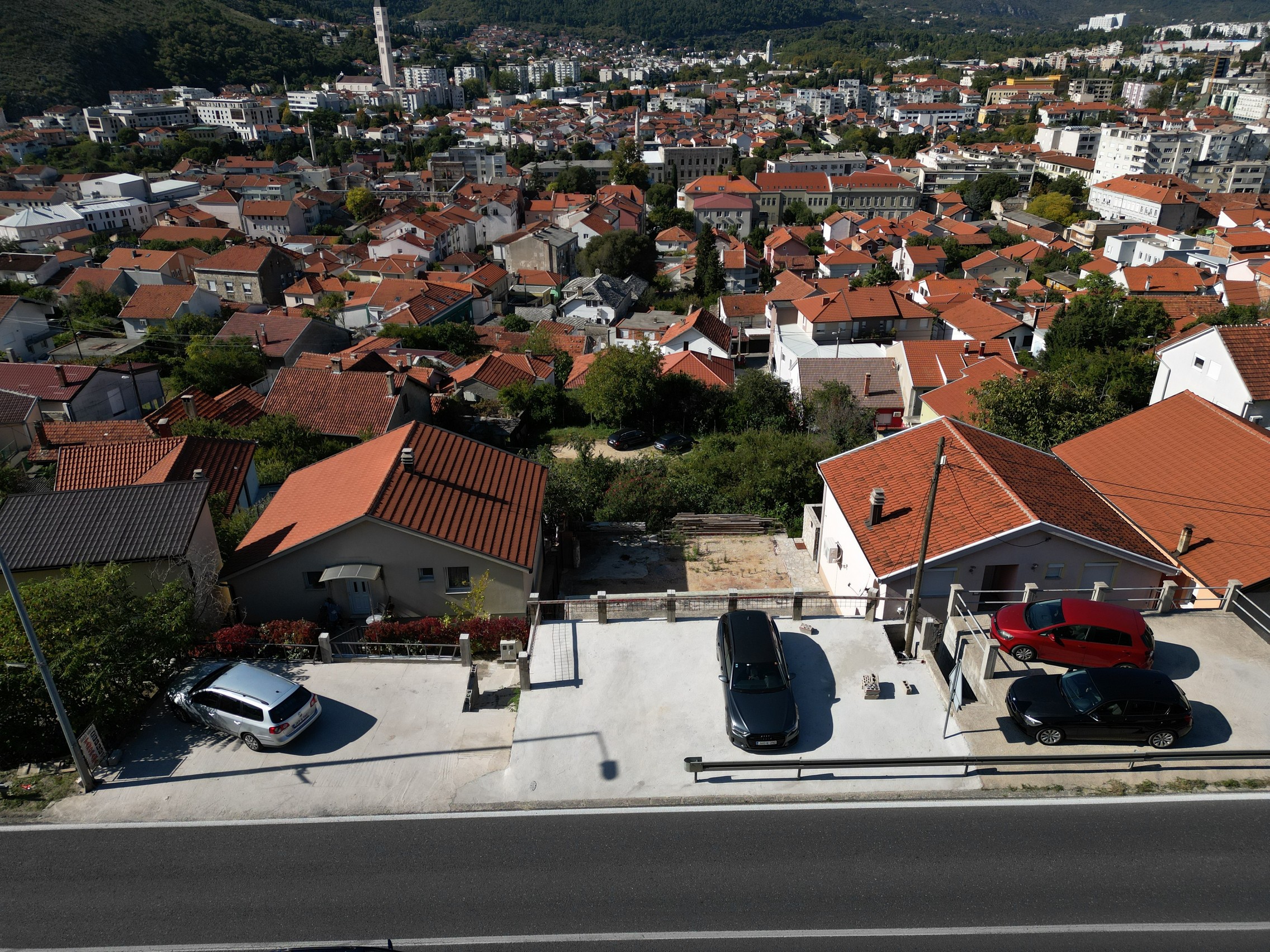 Parcela sa devastiranom uknjiženom kućom